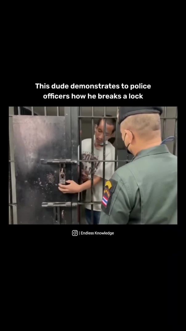 This dude demonstrates to police officers how he breaks a lock