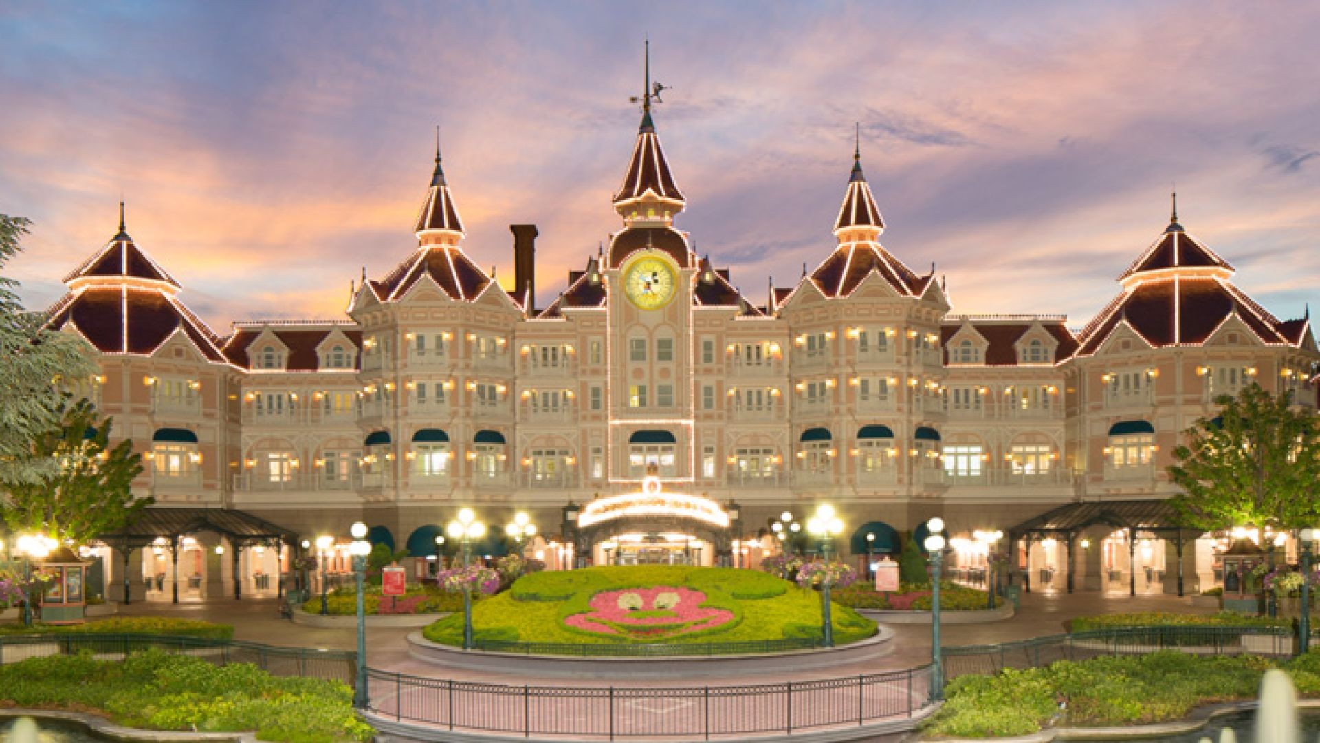 ⁣Plan Your Dream Disney Family Holiday with Jumbo Travel